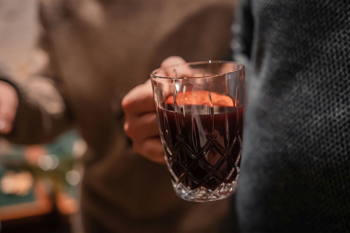 verfeinerten-gluehwein-trinken,
